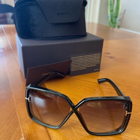 Tom Ford Yvonne sunglasses
With box and authenticity card
Retails $580 at Saks - Picture 2 of 8